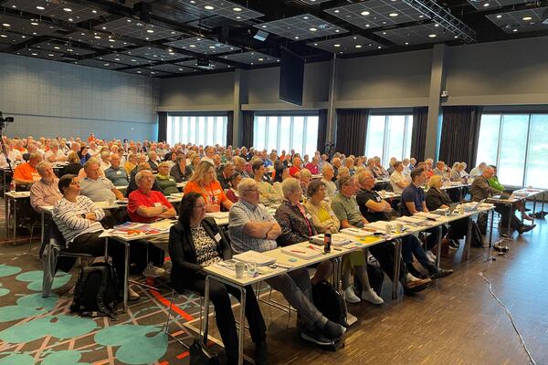 Forsamling i en stor sal