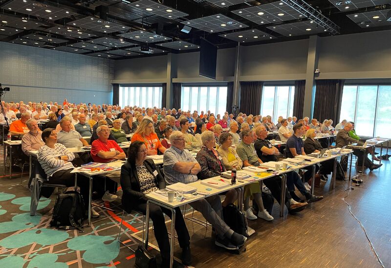 Forsamling i en stor sal