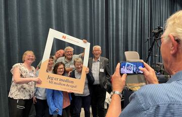 SMIL FRA NORD. Delegater fra Troms og Finnmark foreviges før avreise.