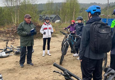 Hans Petter Boyne holder foreldrag om hvordan naturen og menneskelig aktivitet har formet landskapet og bosetningen i Karasjok gjennom tidene.