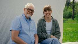 TO GENERASJONER. Komiker Marlene Stavrum og pappa Tore er med i kampanjefilmen for Nasjonal hørselstest og vil gjerne ha med seg resten av Norge. Foto: Ring 2 Middelaldrende mann og ung kvinne i samtale