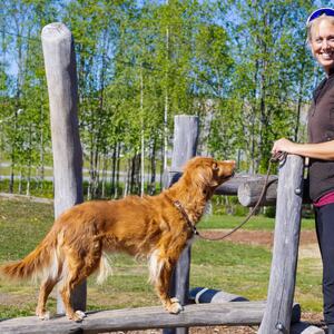 Bilde av dame med hund i Mjøsparken