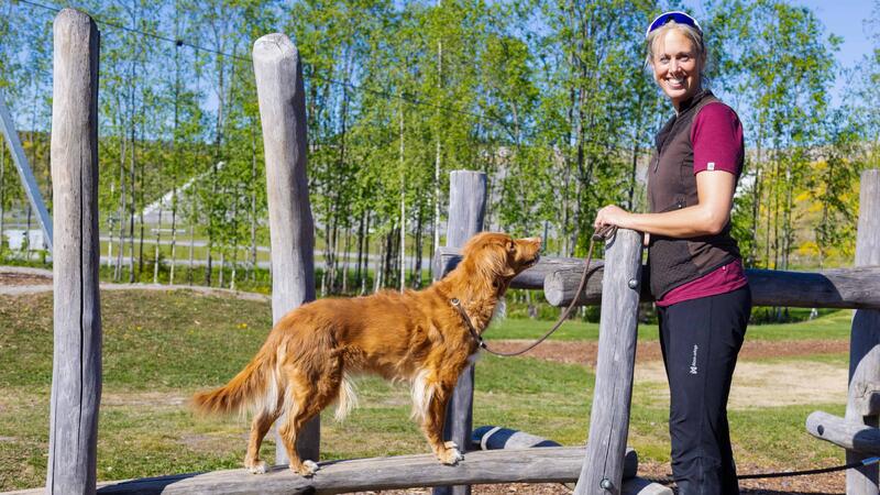 Bilde av dame med hund i Mjøsparken
