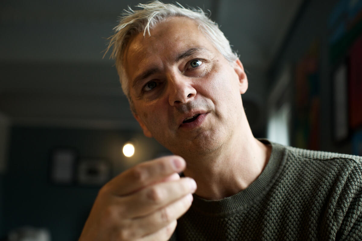 Mann ser inn i kamera og snakker