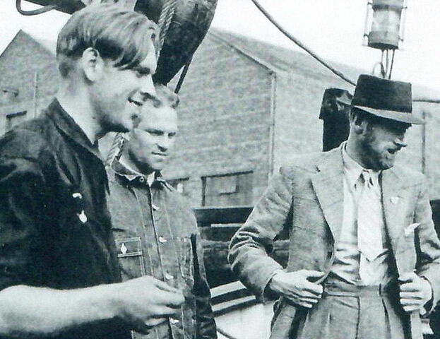 Jim Musters (t.h.) saman med Simon Fjell og Olav Martin Leirvåg ombord i Shetlands-skuta «Lady» før krigsekspedisjon til Norge i mai 1940. Foto Scalloway Museum