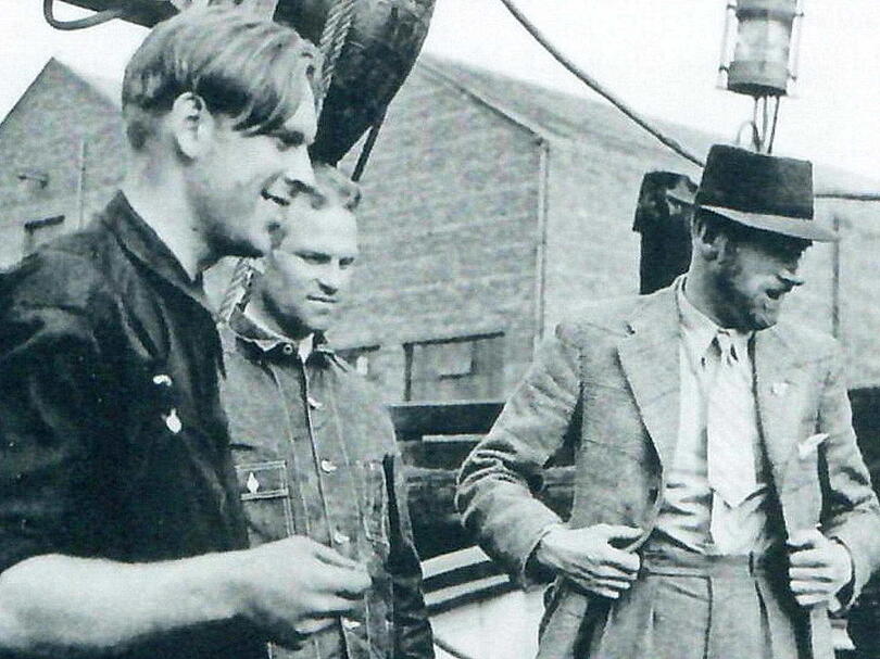 Jim Musters (t.h.) saman med Simon Fjell og Olav Martin Leirvåg ombord i Shetlands-skuta «Lady» før krigsekspedisjon til Norge i mai 1940. Foto Scalloway Museum
