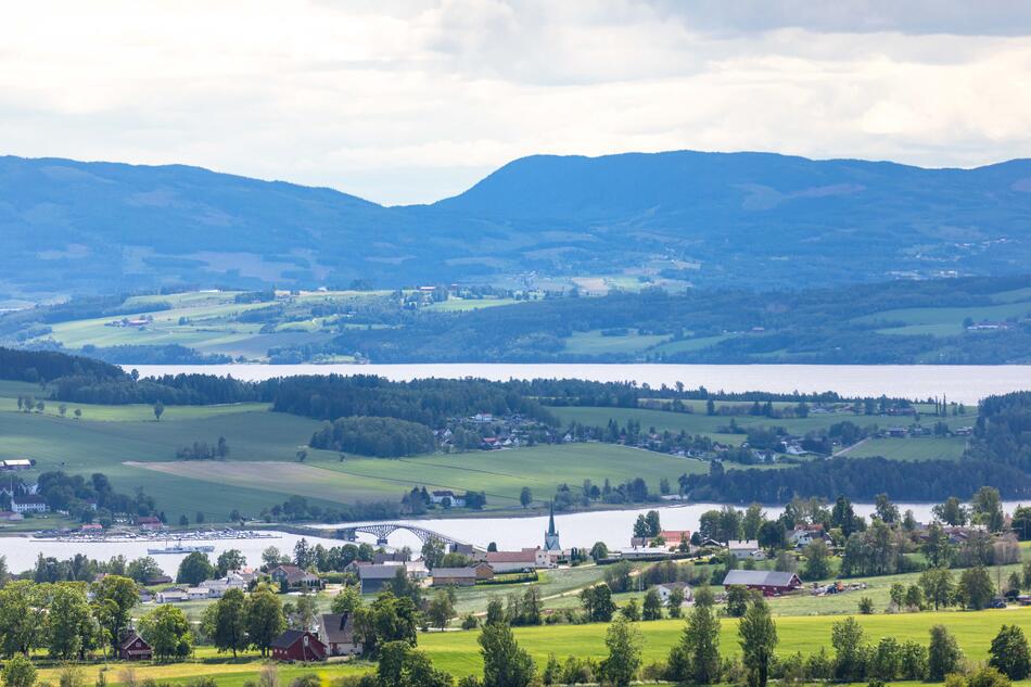 Utsikt mot Tingnes og Helgøya