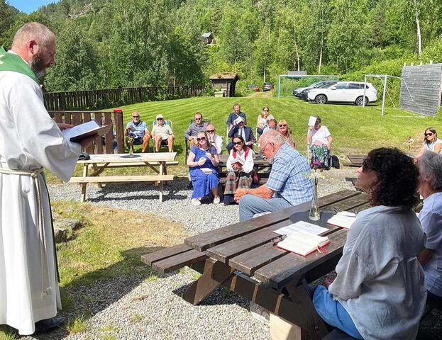Frå ei tidlegare gudsteneste på Grendaplassen. Prost Vidar Rygh til venstre. Foto Bernt Bøe
