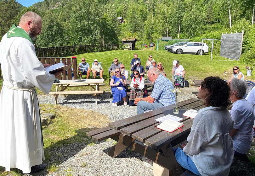 Frå ei tidlegare gudsteneste på Grendaplassen. Prost Vidar Rygh til venstre. Foto Bernt Bøe