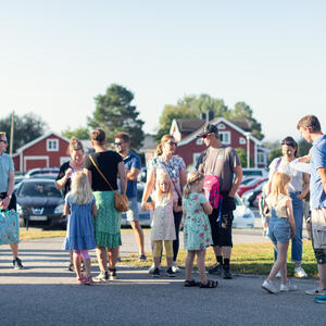 Foto av barn som har sin første skoledag