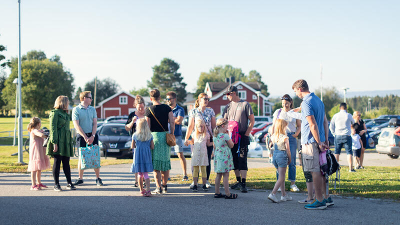 Foto av barn som har sin første skoledag