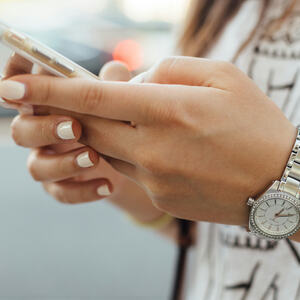 Foto av person som holder en smarttelefon