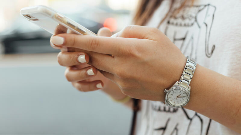 Foto av person som holder en smarttelefon