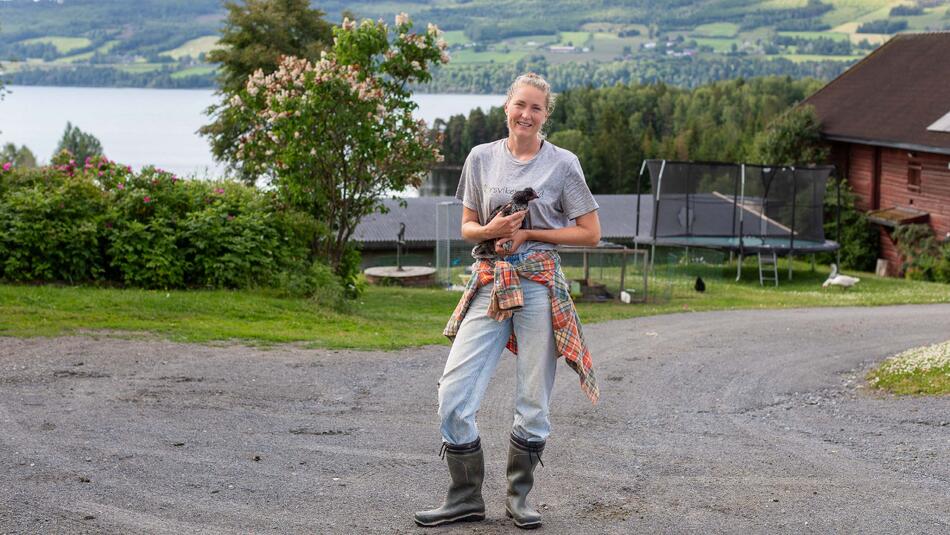 Foto av bonde Ingvild Lien på gårdsplassen