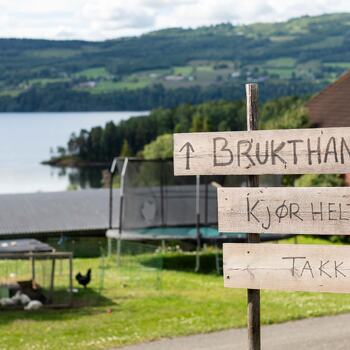 Foto av skilt på gårdstunet