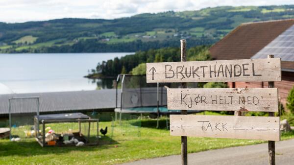 Foto av skilt på gårdstunet