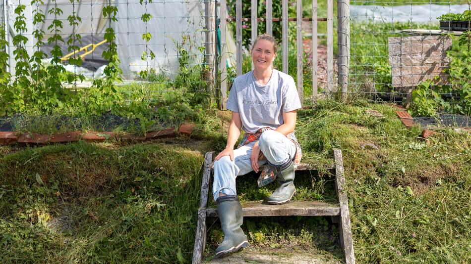 Foto av Ingvild Lien, fotografert på en trapp foran hagen
