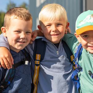 Foto av elever som har sin første skoledag ved Stavsberg skole