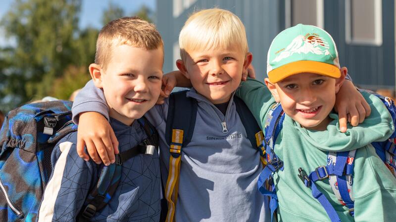 Foto av elever som har sin første skoledag ved Stavsberg skole