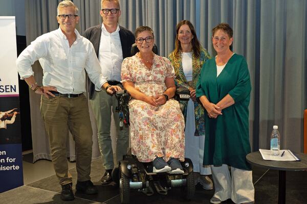 TILRETTELEGGERE. De møttes på Arendalsuka og var enige om at alle må ha muligheten til å være med i kulturlivet. Fra venstre likestillings- og diskrimineringsombud Bjørn Erik Thon, kulturdirektør Per Morten Ekerhovd i Vestland fylkeskommune, forbundsleder Tove Linnea Brandvik i Norges Handikapforbund, statssekretær Trude Storheim i Kulturdepartementet og daglig leder Marianne Ween i Kulturalliansen. Foto: Georg Mathisen