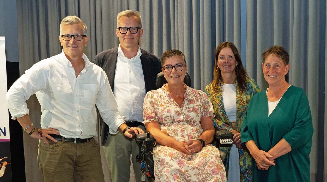 Bilder av mange folk som står oppstil. En sitter i rullestol
