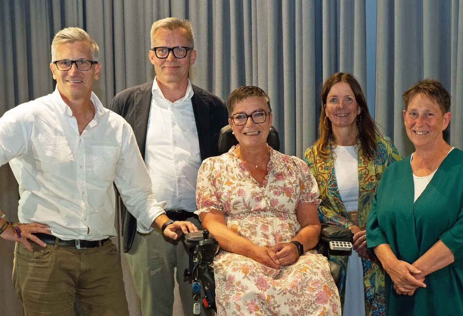 Bilder av mange folk som står oppstil. En sitter i rullestol