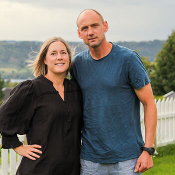 Foto av Renate og Vegard i hagen