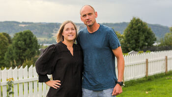 Foto av Renate og Vegard i hagen