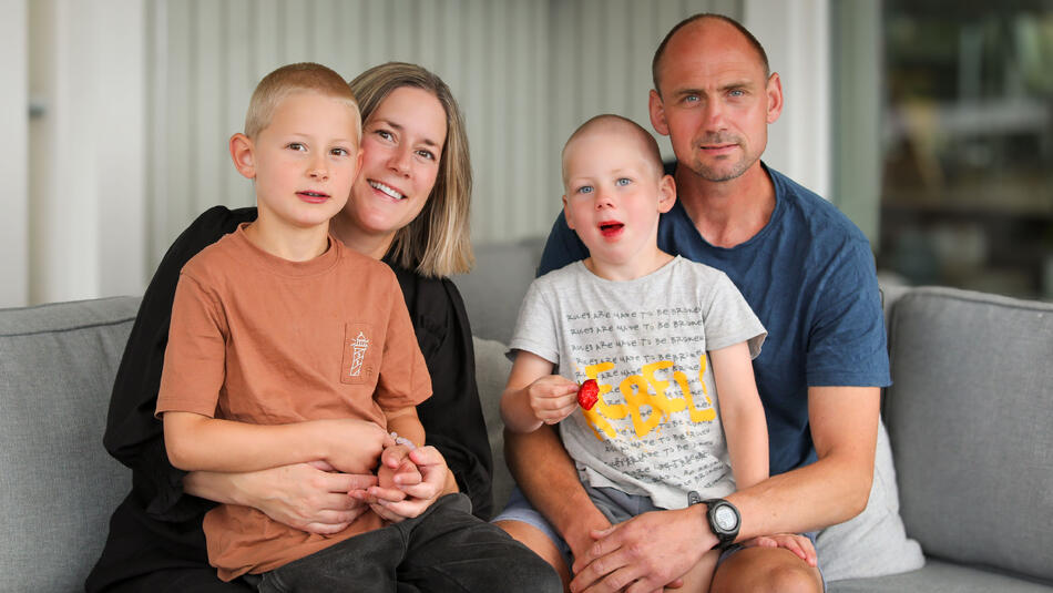 Foto av Renate, Herman (6), Vegard og Håkon (5) i sofaen
