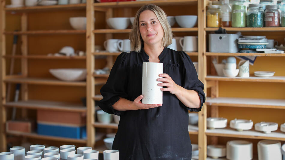 Foto av Renate i keramikkstudioet
