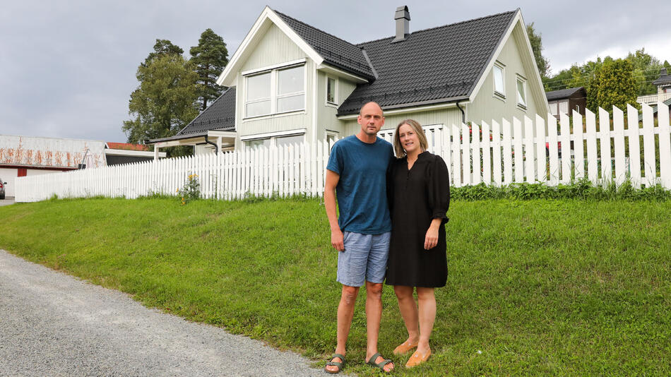 Foto av Renate og Vegard foran huset
