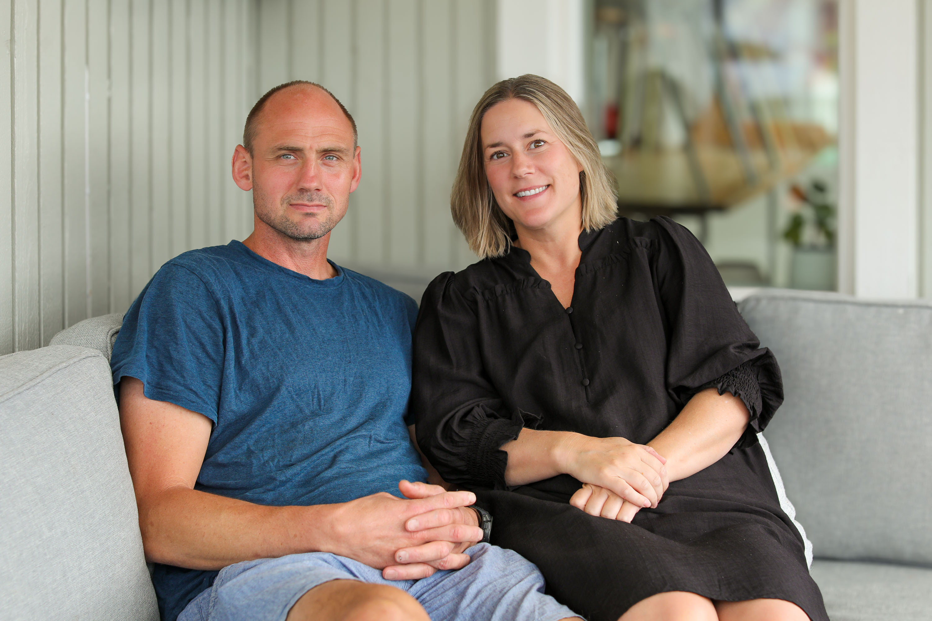 Renate og Vegard hjemme på terrassen