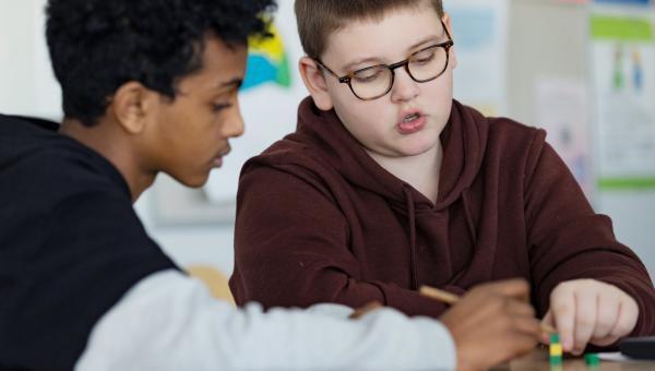 bilde av elever som løser matematikkoppgaver