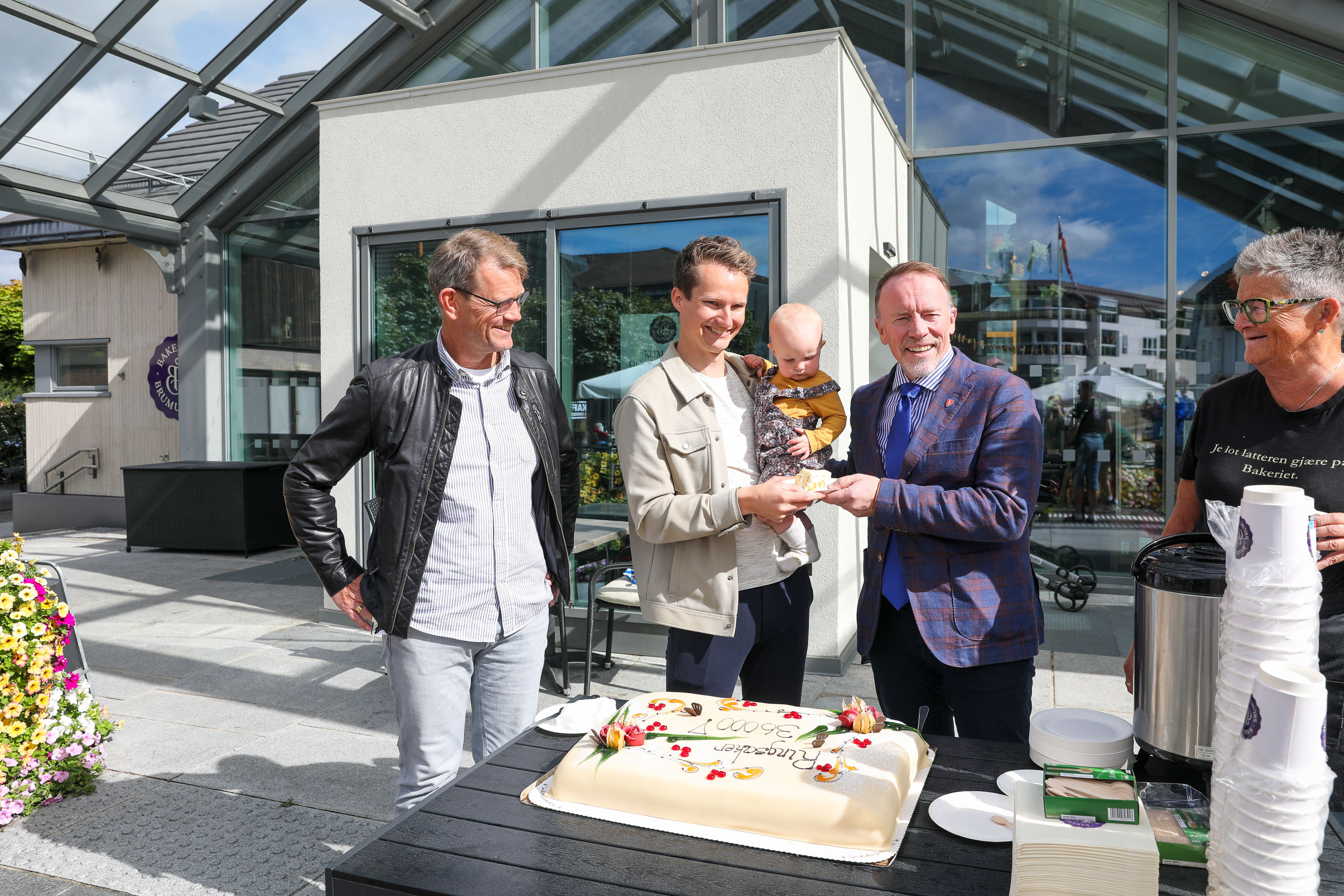 Foto av ordfører som deler ut kake