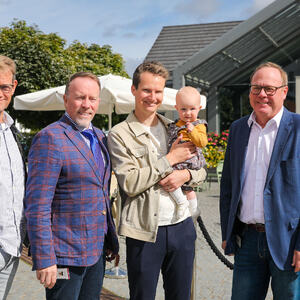 Foto av Varaordfører Geir Roger Borgedal, ordfører Kai Ove Berg, innflytterne Kenneth Krogh Rodum og datteren Tilde (1) og kommunedirektør Jørn Strand feirer befolkningsveksten!