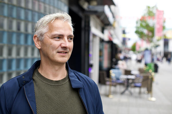 Mann i gata ser utover