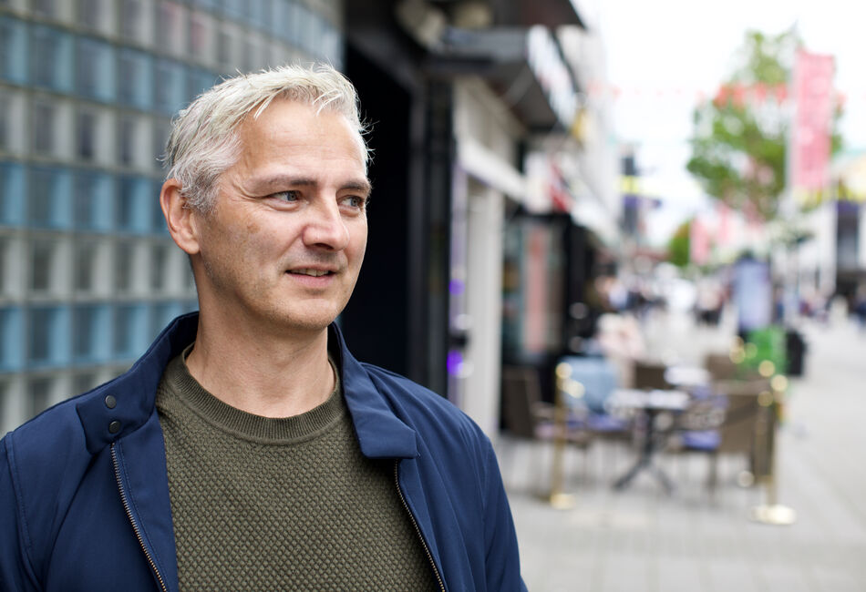 Mann i gata ser utover
