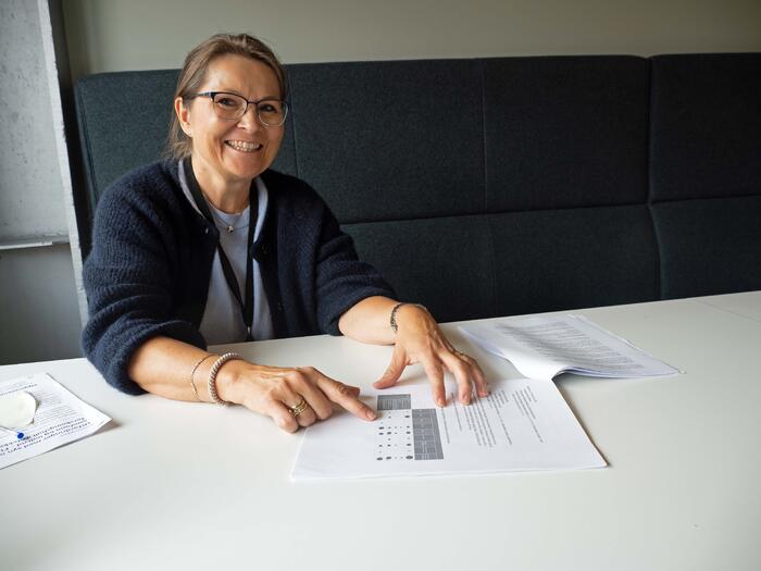 Ingeborg Lidal peker på forskningskart.