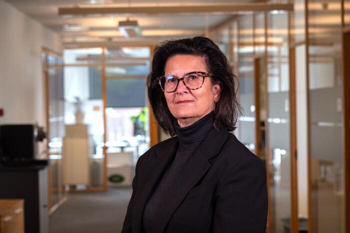 Bilde av dame med mørkt hår og briller.jpg
