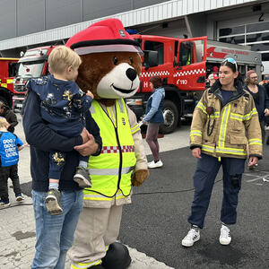 Brannbamsen Bjørnis med barn