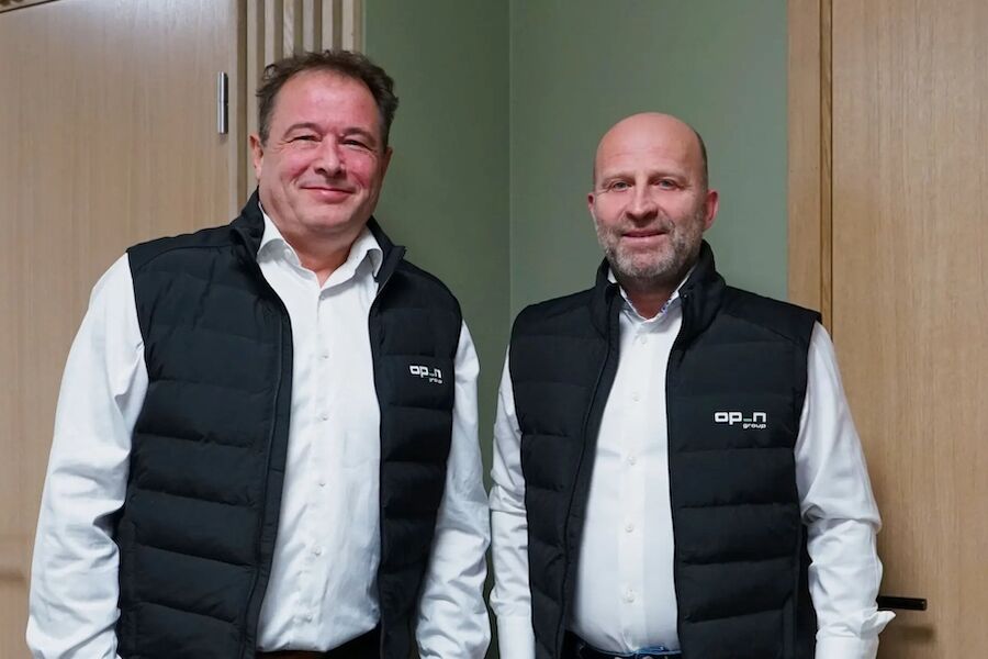 Salgssjef Edgar Haugskott og Tom Refsdal påtroppende konsernsjef i OPN Group (t.h.). Foto: OPN Group