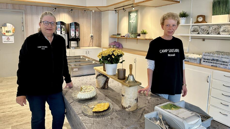 Marit Ravna, Marit Ravna, t.v  og Anne Marit Olsen  varter opp gjennom 10.000 årlige gjestedøgn på Camp Sjusjøen.  Det har de gjort i hhv 25 og 14 år.  Marit går av med pensjon  sernere i år.