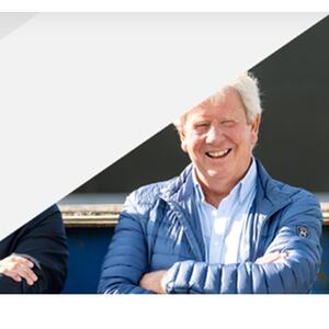 Delt bilde der brystbilde av mann er synlig