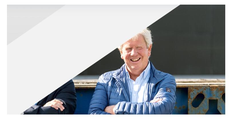 Delt bilde der brystbilde av mann er synlig