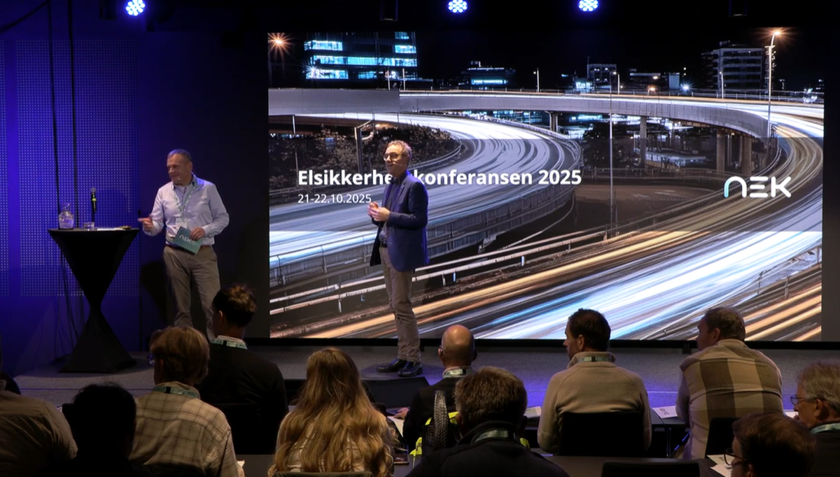 Fagansvarlig lavspenning Erik Arnholdt Johannessen i NEK har bakgrunn fra ITB-koordinering hos totalentreprenør og byggherre og har sett svakheter i mange byggeprosjekter. På NEKs konferanse i oktober holdt han foredraget «Er smart så smart – eller en fallitterklæring?».