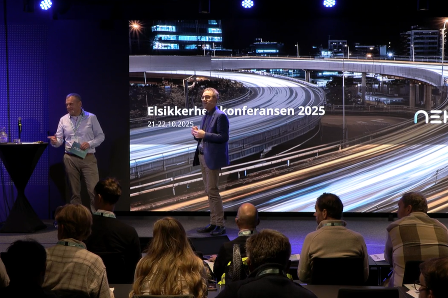 Fagansvarlig lavspenning Erik Arnholdt Johannessen i NEK har bakgrunn fra ITB-koordinering hos totalentreprenør og byggherre og har sett svakheter i mange byggeprosjekter. På NEKs konferanse i oktober holdt han foredraget «Er smart så smart – eller en fallitterklæring?».