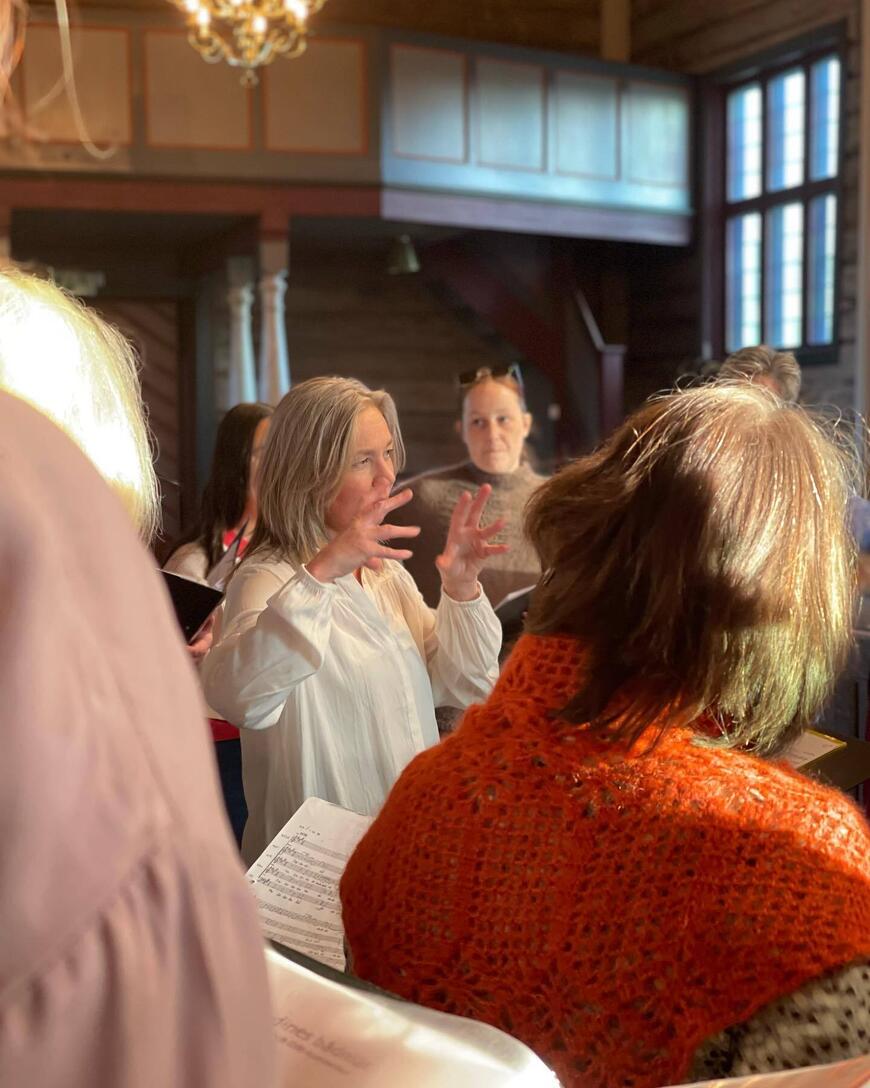 Fokusert på korseminar. Foto: Cantate Domino