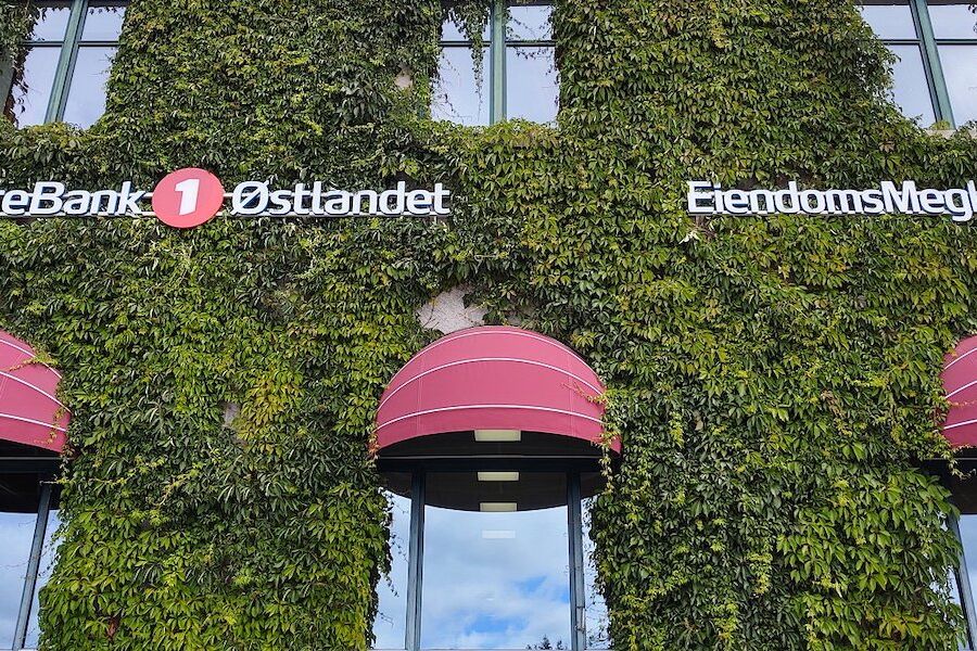 SpareBank 1 Østlandet på Elverum er et av syv bygg som er med i avtalen. Foto: SpareBank 1/GK