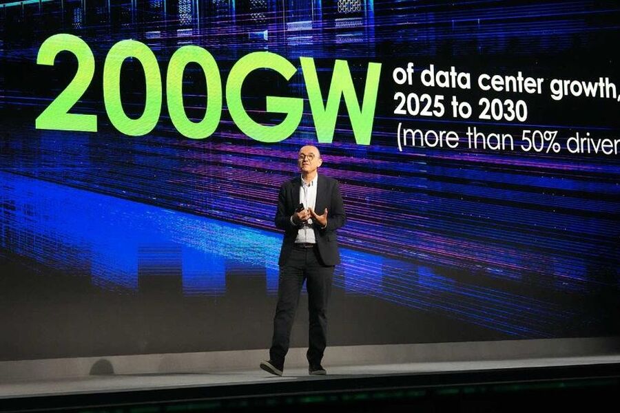 Olivier Blum inviterte industriledere til å bli med Schneider Electric som deres energiteknologipartner på Innovation Summit Copenhagen 2025. Foto: Stefania Nilsen - Schneider Electric.