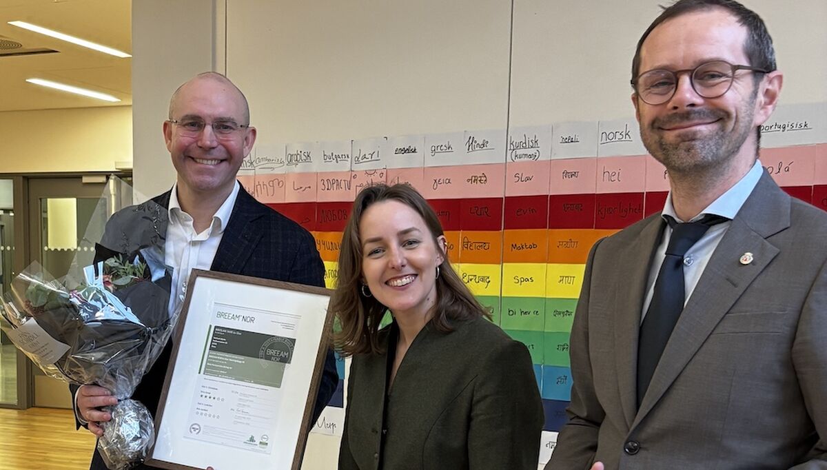 Administrerende direktør Oslo Pensjonsforsikring, Lars Haram, daglig leder i Grønn Byggallianse, Mie Fuglseth og finansbyråd Hallstein Bjercke (V). Foto: Grønn Byggallianse